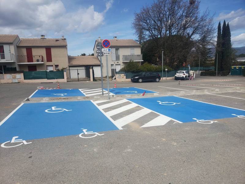 Marquage au sol à Auriol : Signalisation parking, places PMR, bandes podotactiles et panneaux conformes aux normes – Janus Marquage, expert en Bouches-du-Rhône