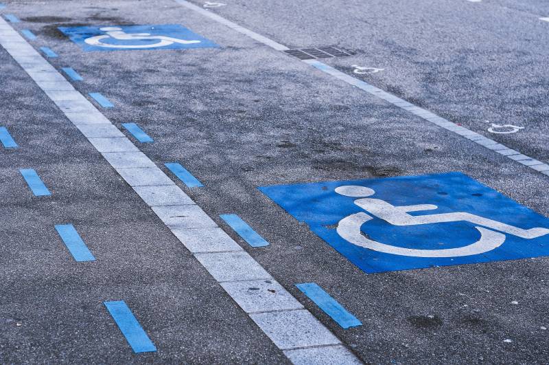 Entreprise pour effectuer le marquage au sol d'une entrée de parking collectif ou sous terrain à Marseille 13